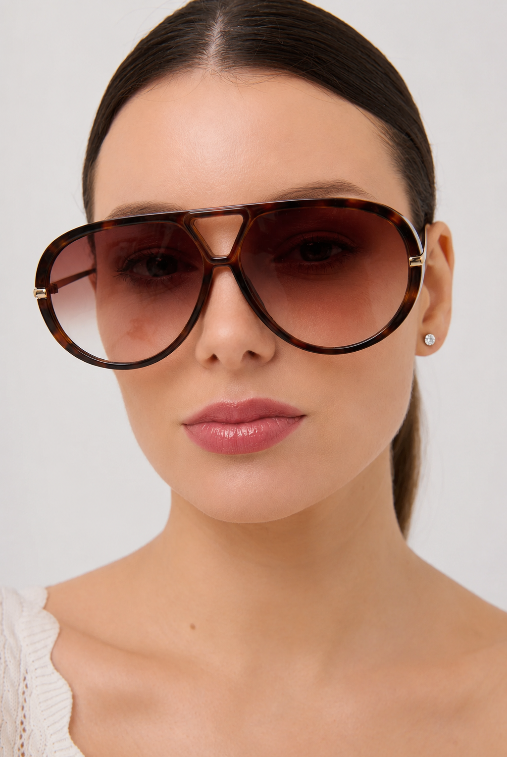 Woman wearing Jacqueline oversized aviator sunglasses in brown tortoiseshell with gradient lenses