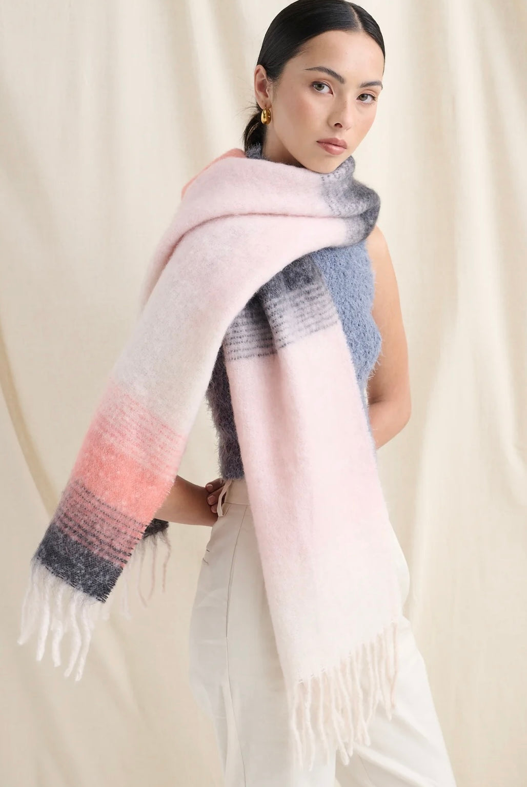 ANGELS WHISPER | YURA GRADIENT FLUFFY SCARF PINK | Bohemian Love Runway