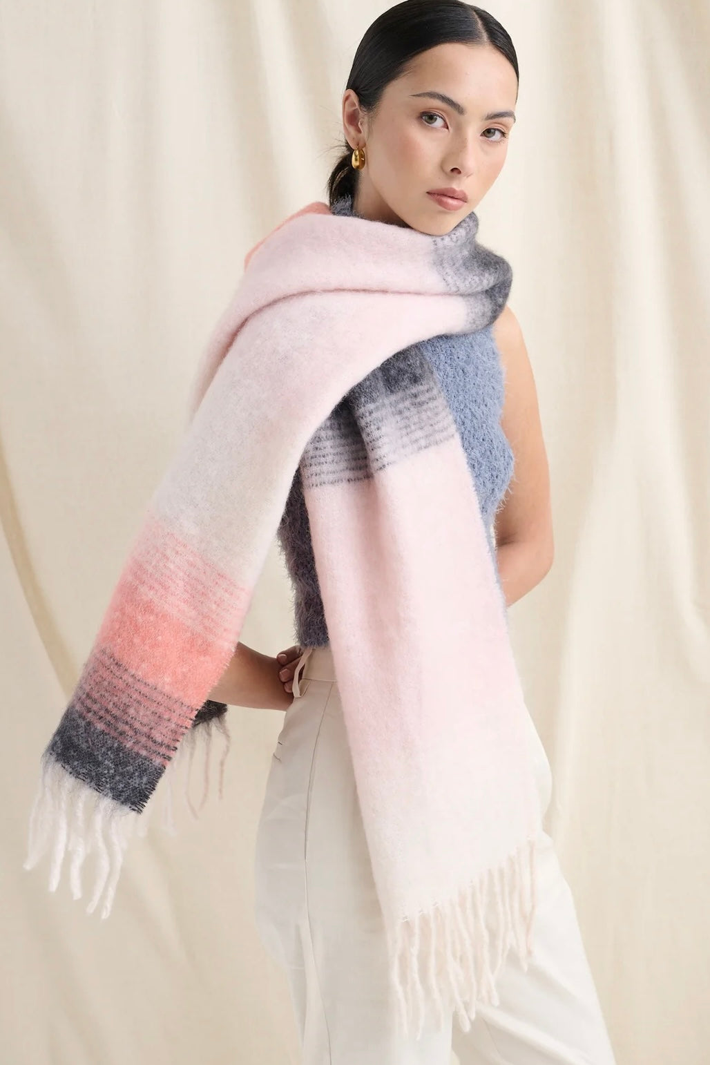 ANGELS WHISPER | YURA GRADIENT FLUFFY SCARF PINK | Bohemian Love Runway