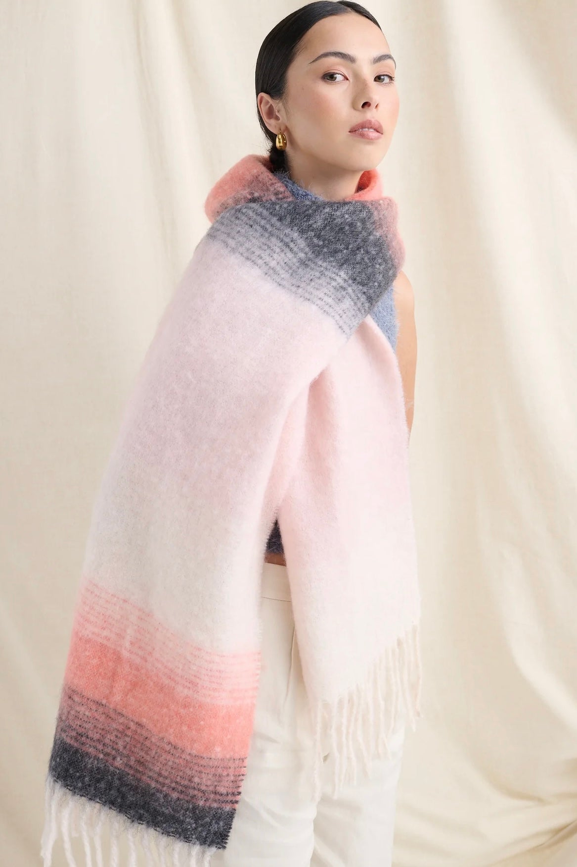 ANGELS WHISPER | YURA GRADIENT FLUFFY SCARF PINK | Bohemian Love Runway