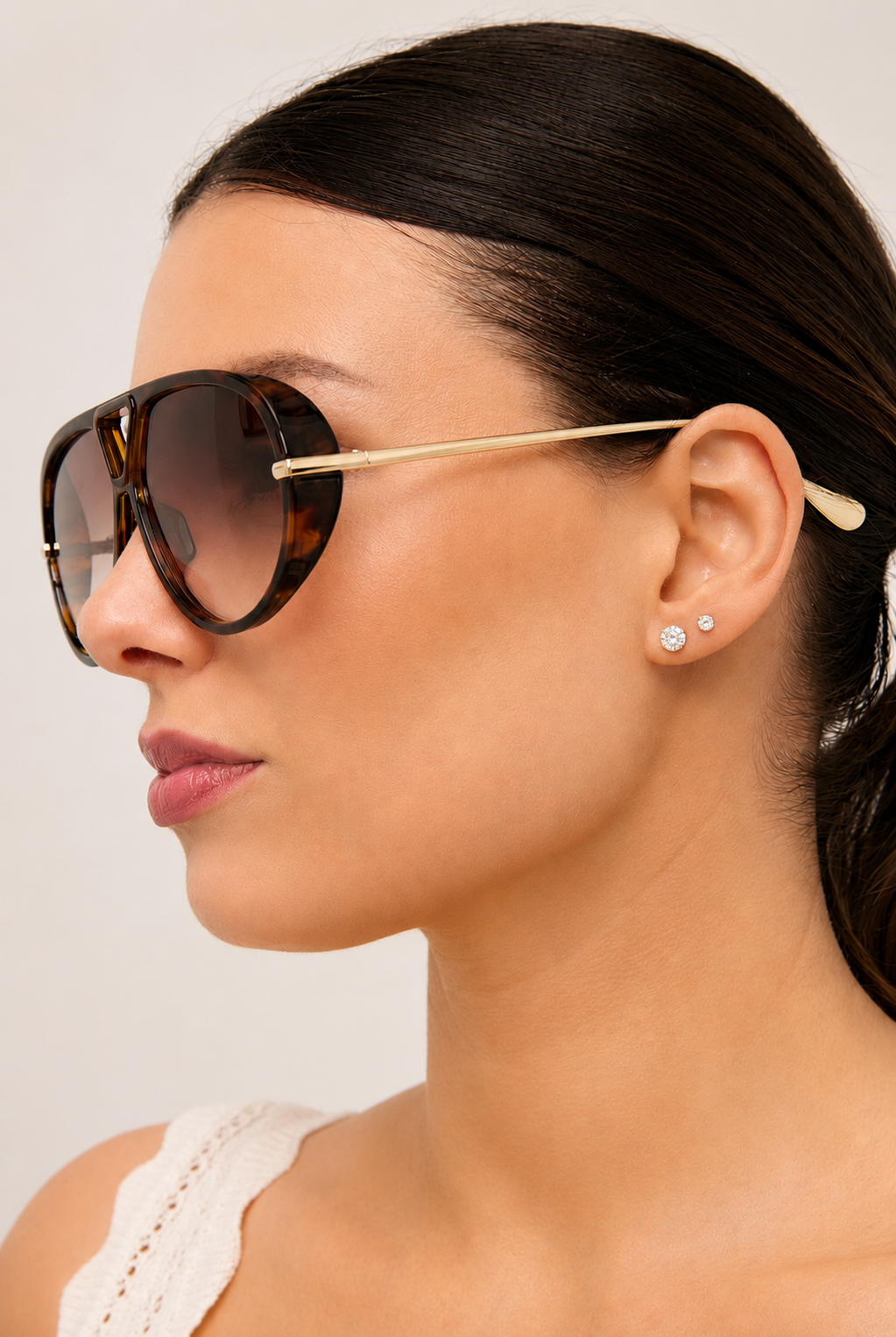 Woman wearing Jacqueline oversized aviator sunglasses in brown tortoiseshell with gradient lenses
