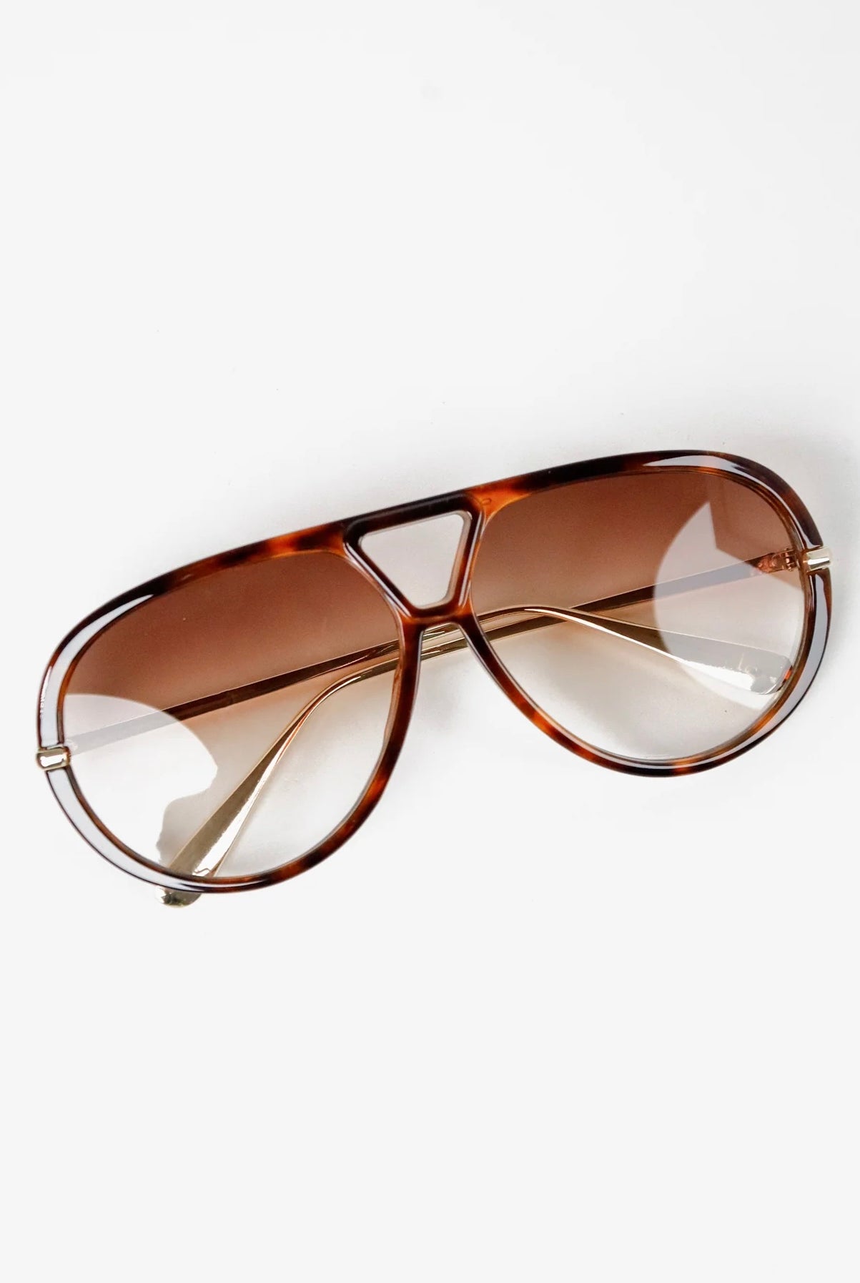 Woman wearing Jacqueline oversized aviator sunglasses in brown tortoiseshell with gradient lenses