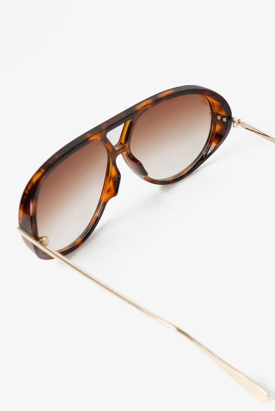 Woman wearing Jacqueline oversized aviator sunglasses in brown tortoiseshell with gradient lenses