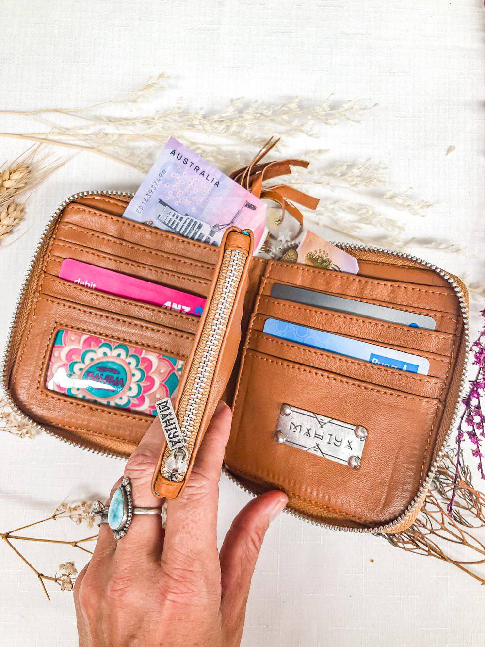 MAHIYA | FLORES WALLET | Bohemian Love Runway
