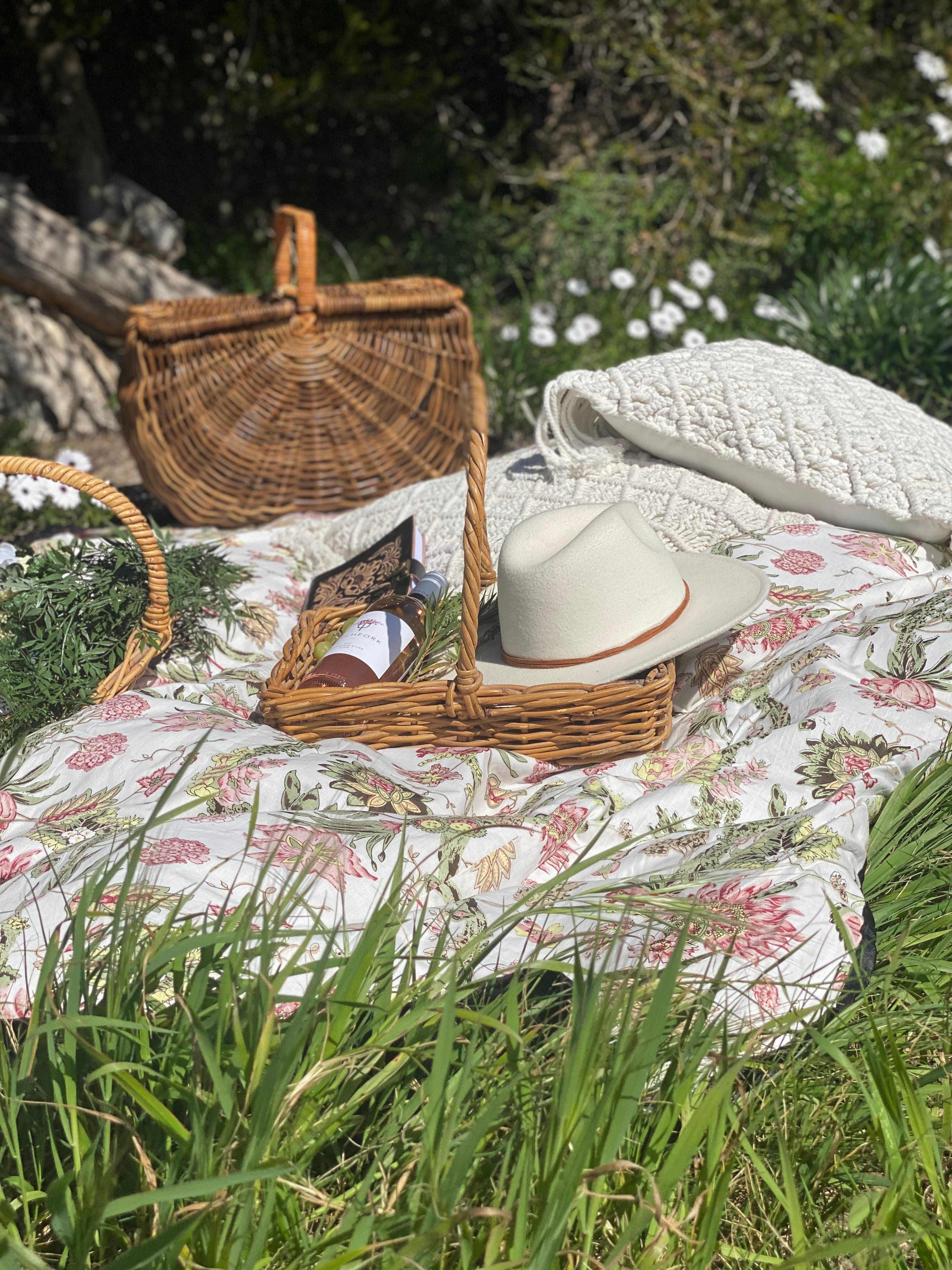 HOUSE OF SKYE | DAISY PICNIC BLANKET LILY WHITE | Bohemian Love Runway