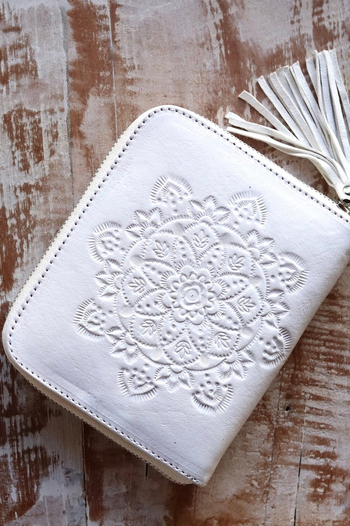 SHOE SHU | KAILUA WALLET DUSTY WHITE | Bohemian Love Runway