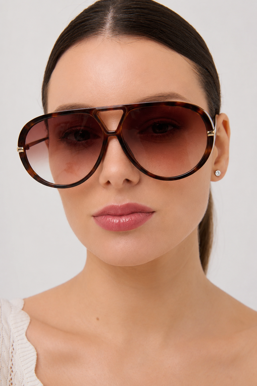 Woman wearing Jacqueline oversized aviator sunglasses in brown tortoiseshell with gradient lenses
