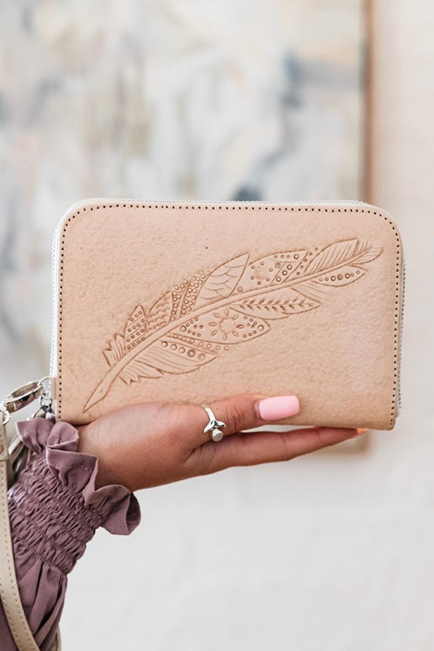  SHOE SHU | BOHO FEATHER ZIP ROUND WALLET NATURAL | Bohemian Love Runway