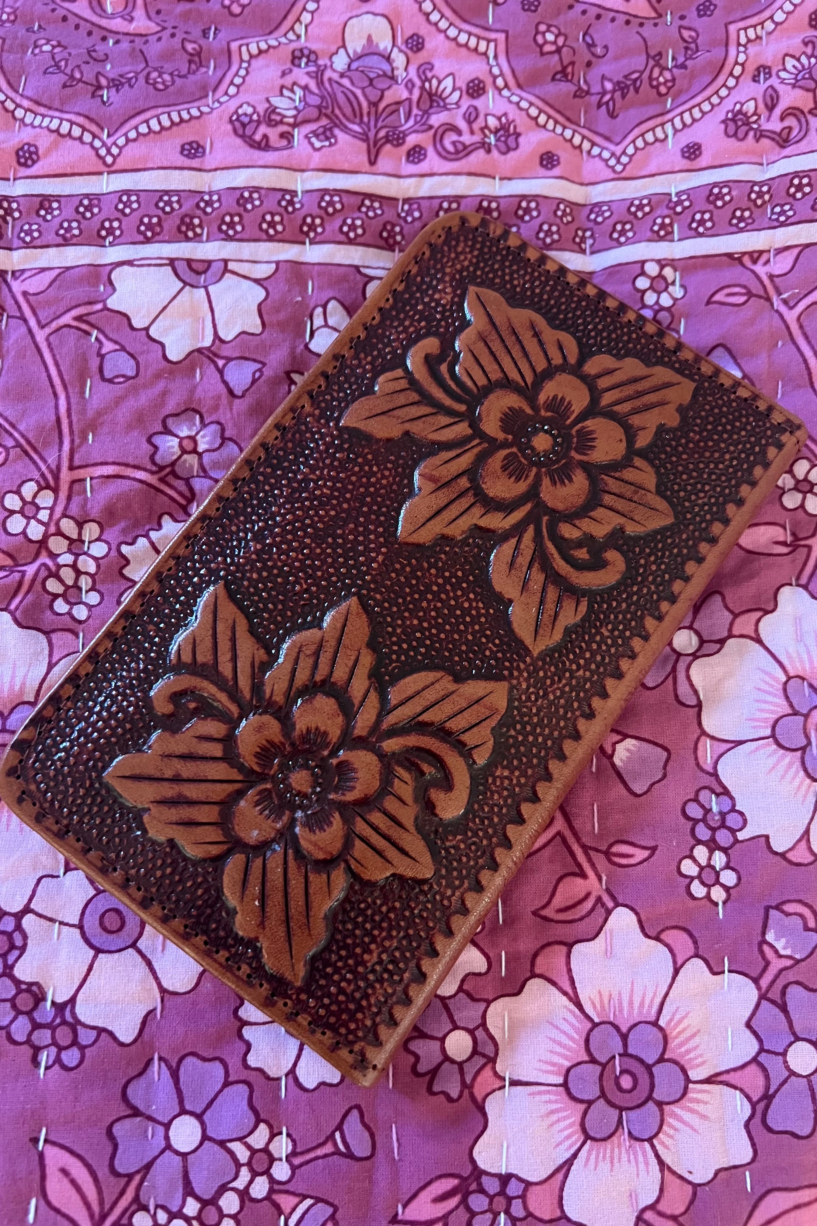  SHOE SHU | HAND TOOLED FLOWER FLAT WALLET VINTAGE BROWN | Bohemian Love Runway