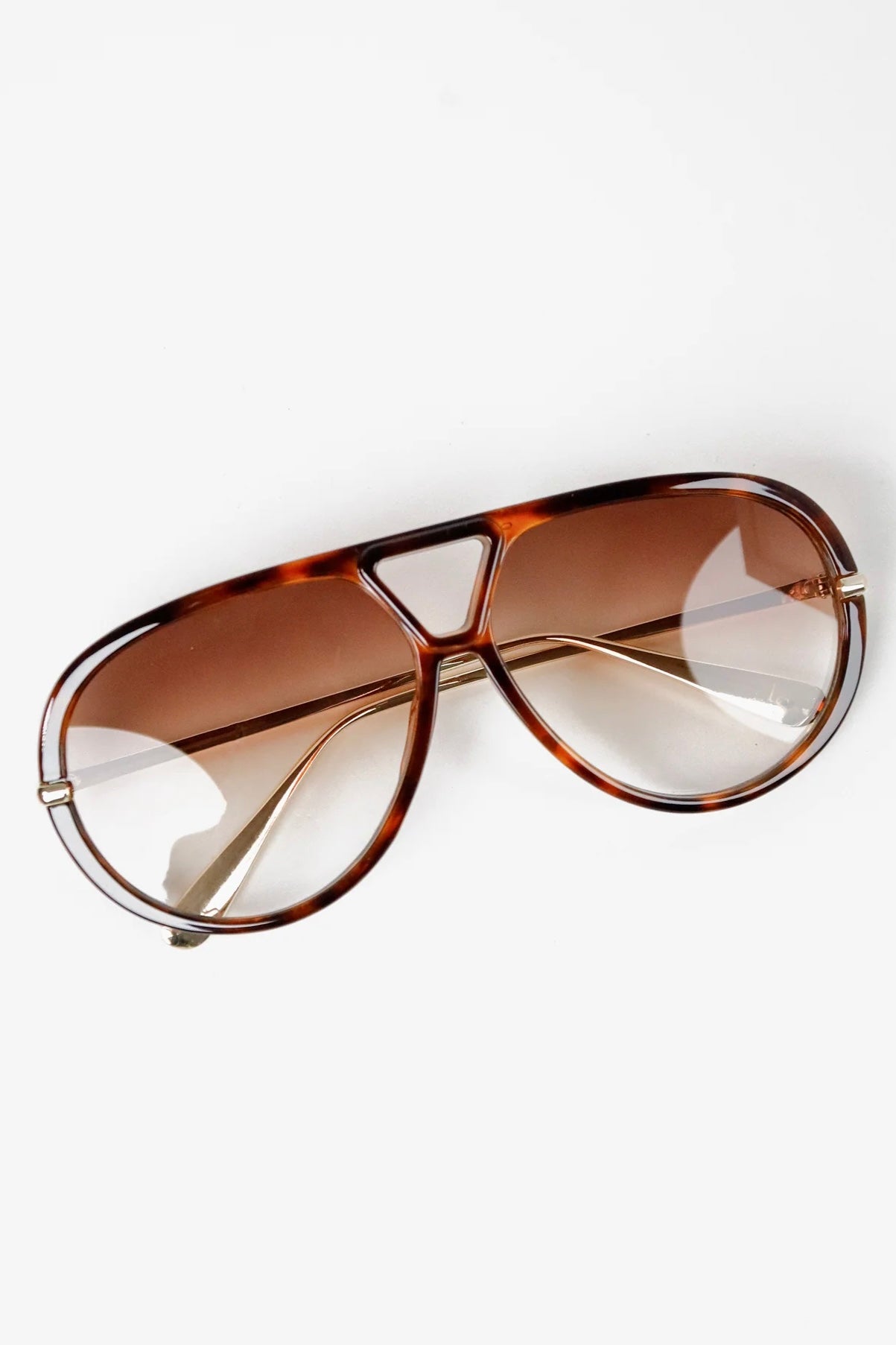 Woman wearing Jacqueline oversized aviator sunglasses in brown tortoiseshell with gradient lenses