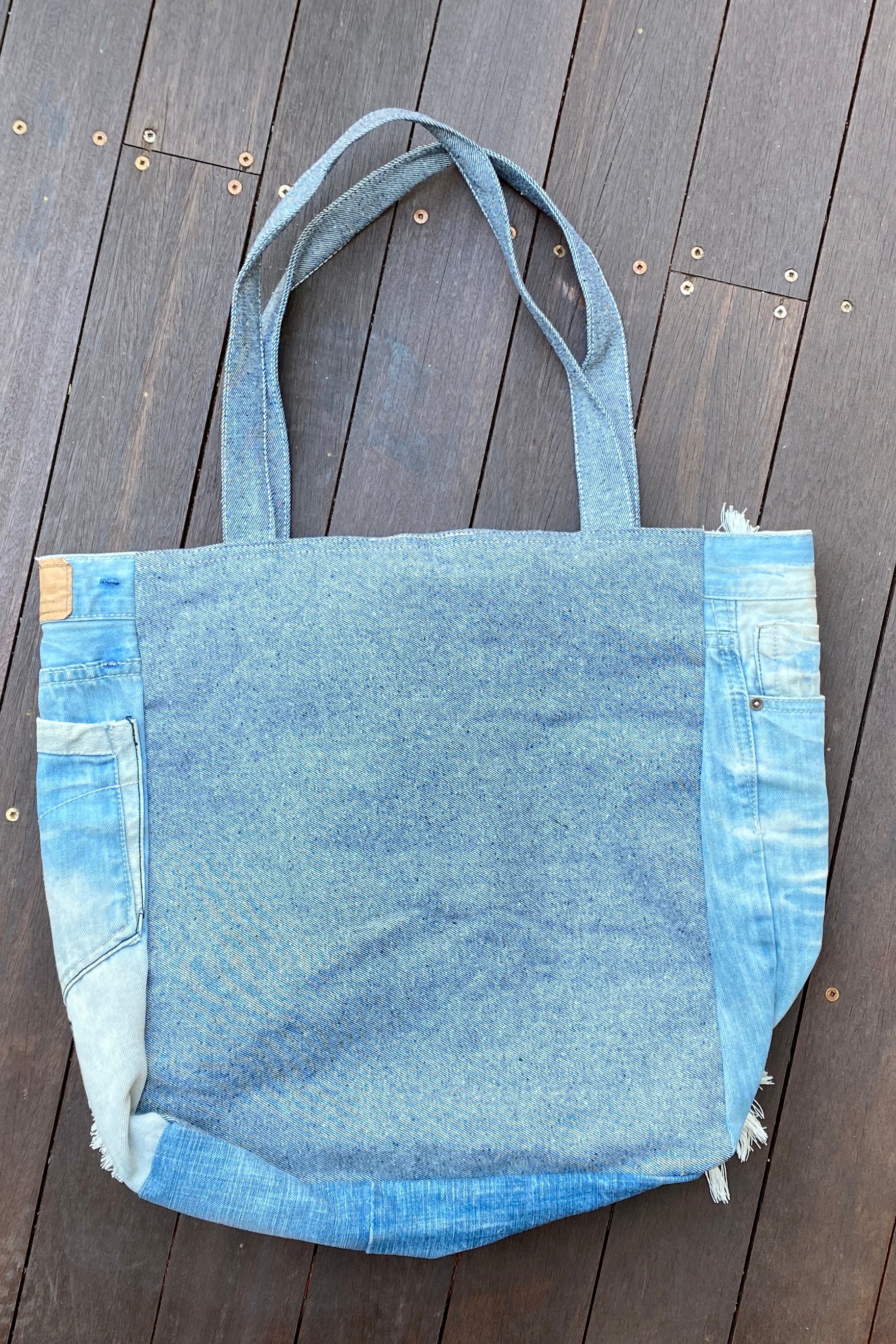 Denim shoulder bag that I made from old jeans. Very happy how it turned  out. : r/MadeMeSmile